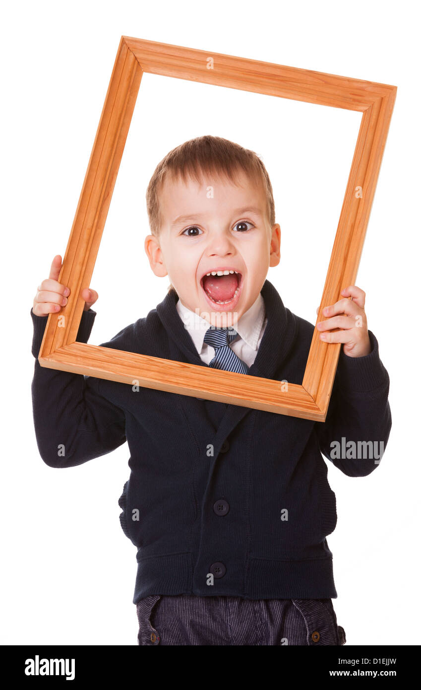 Criant caucasian boy, tenant un cadre photo en bois. Isolé sur fond blanc Banque D'Images