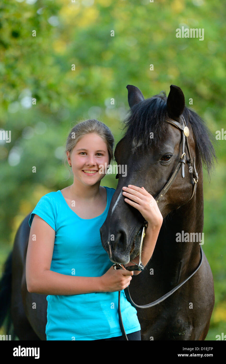 Smiling girl with horse Banque D'Images
