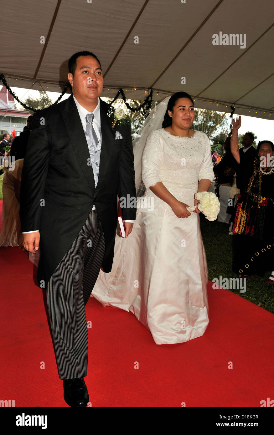 Le Prince Héritier de Tonga et son épouse, la Princesse Sinaitakala ,à pied jusqu'au tapis rouge qu'ils arrivent à leur réception de mariage Banque D'Images