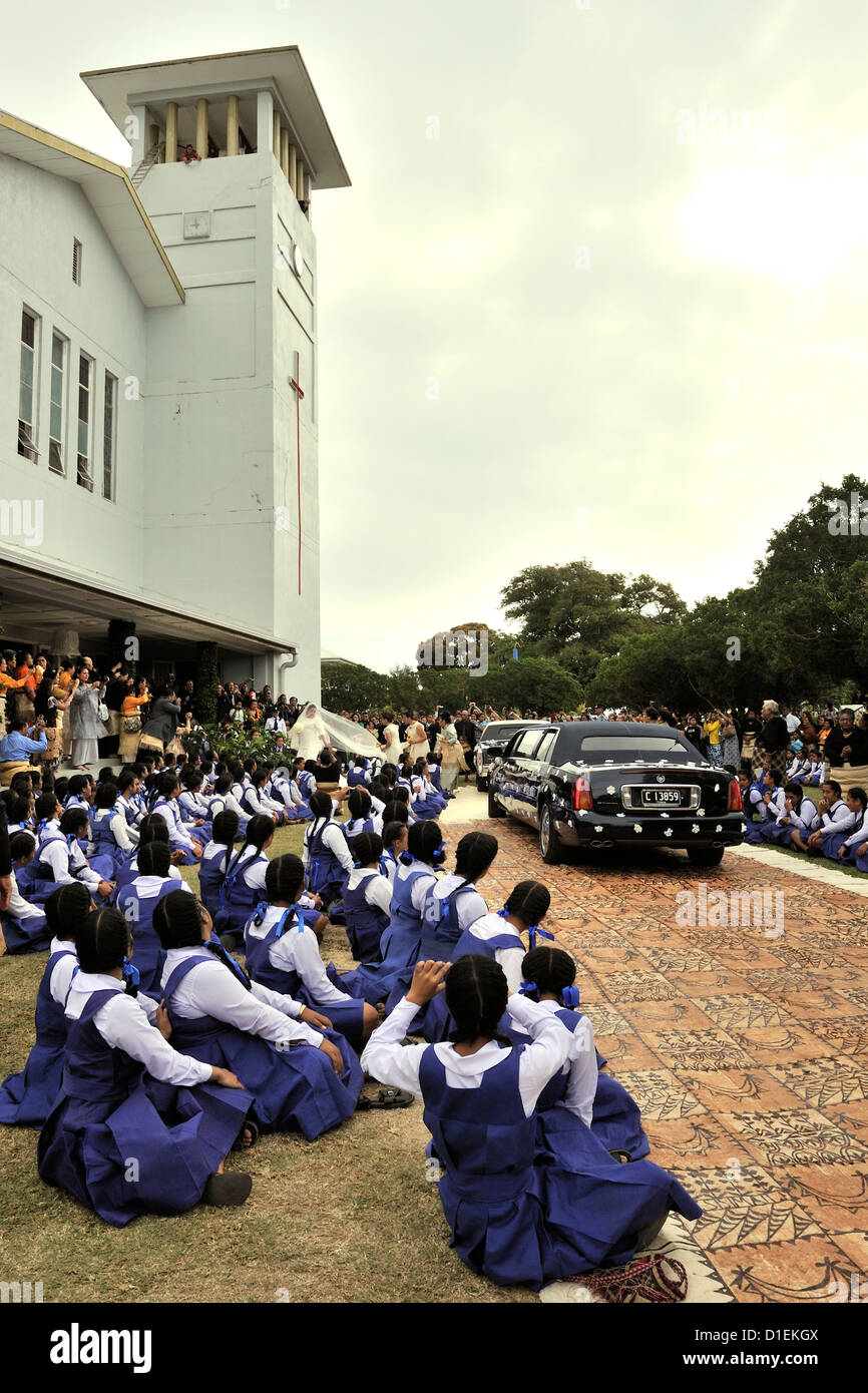 Regardez les écoliers l'arrivée de la mariée, Sinaitakala, à la Chapelle du centenaire pour son mariage avec le Prince héritier de Tonga Banque D'Images