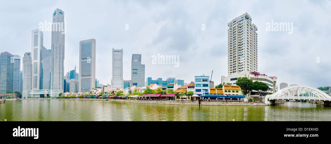 Singapore River quay avec de grands gratte-ciel dans le quartier central des affaires et et petits restaurants sur Boat Quay Banque D'Images