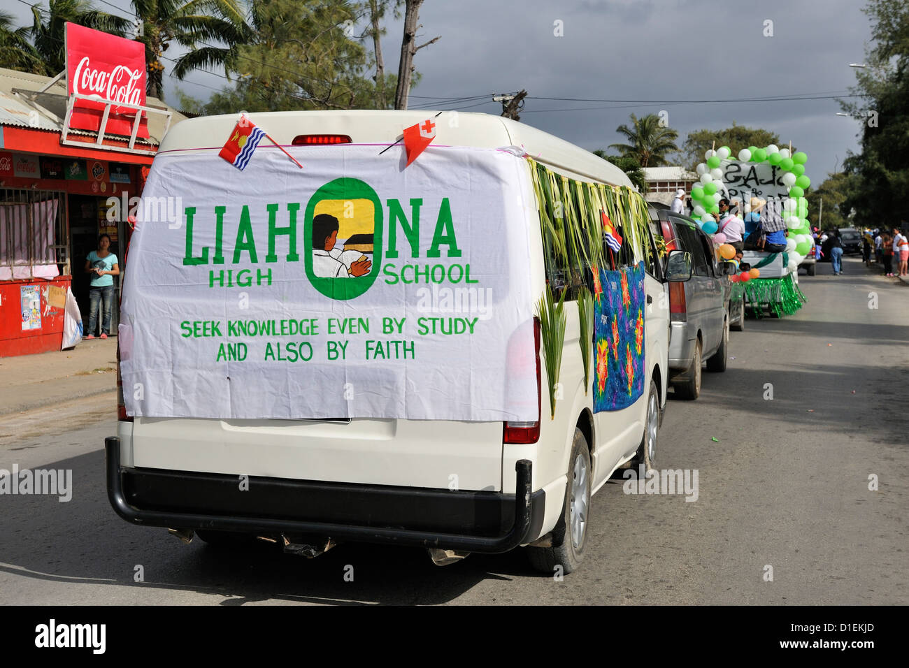Le drapeau de l'école secondaire en minibus sur la Parade de flottement sur le premier matin - 16 juillet 2012 - de la Heilala Festival. Tonga Banque D'Images