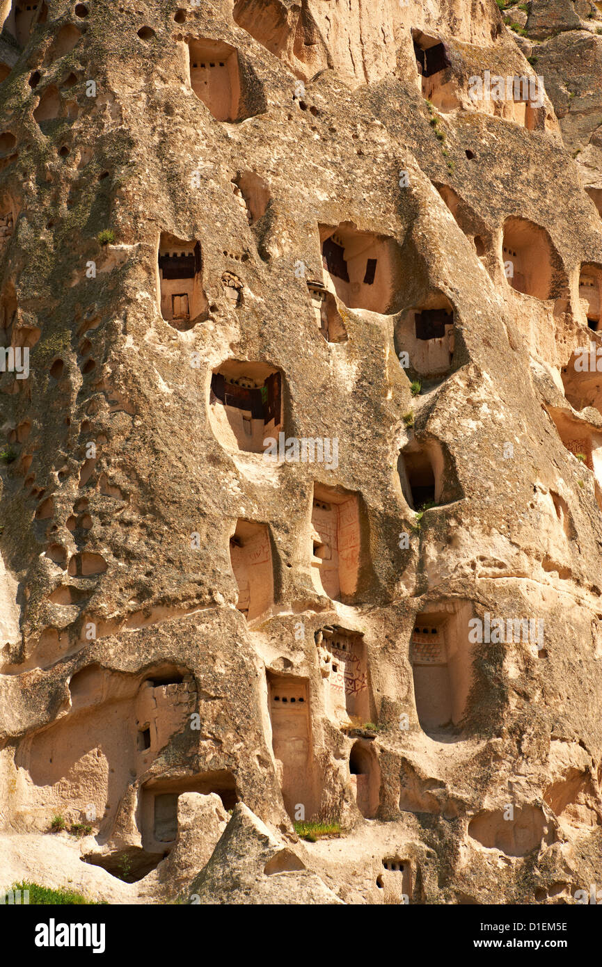 Rock maisons de Cappadoce Uchisar, Turquie. Des formations de roche volcanique tuft Banque D'Images
