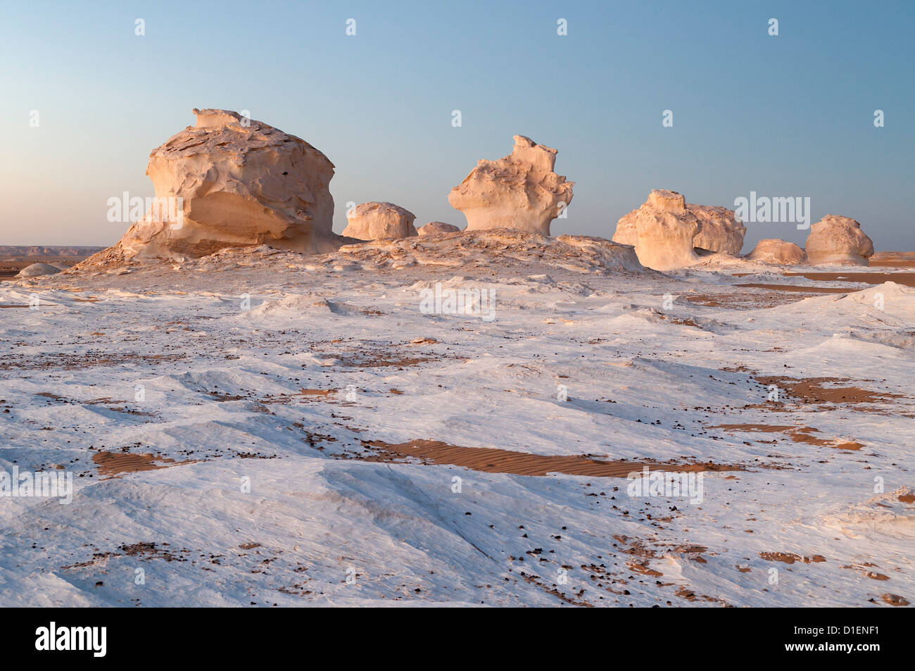 Paysage avec des roches calcaires, le désert blanc (Sahara el Beyda), Égypte Banque D'Images