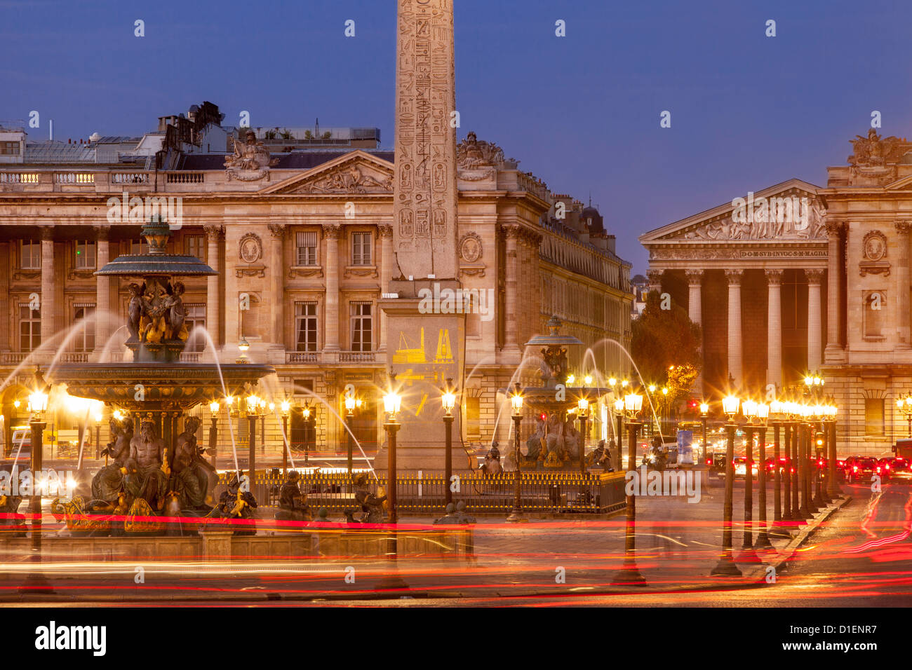 Location de light-sentiers autour de la Place de la Concorde, au crépuscule, Paris France Banque D'Images