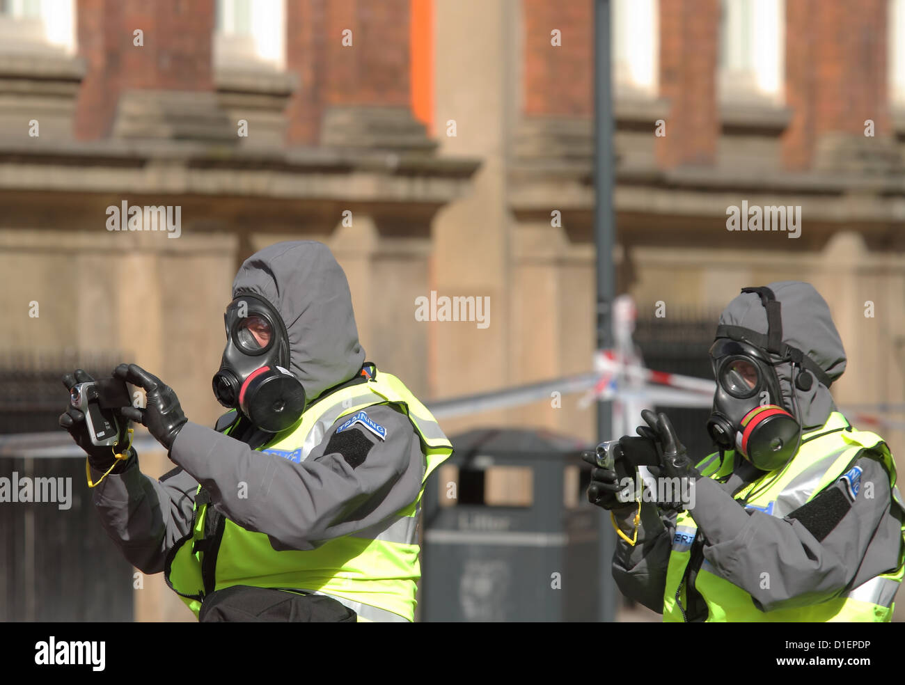 UK police portant des masques à gaz Banque D'Images