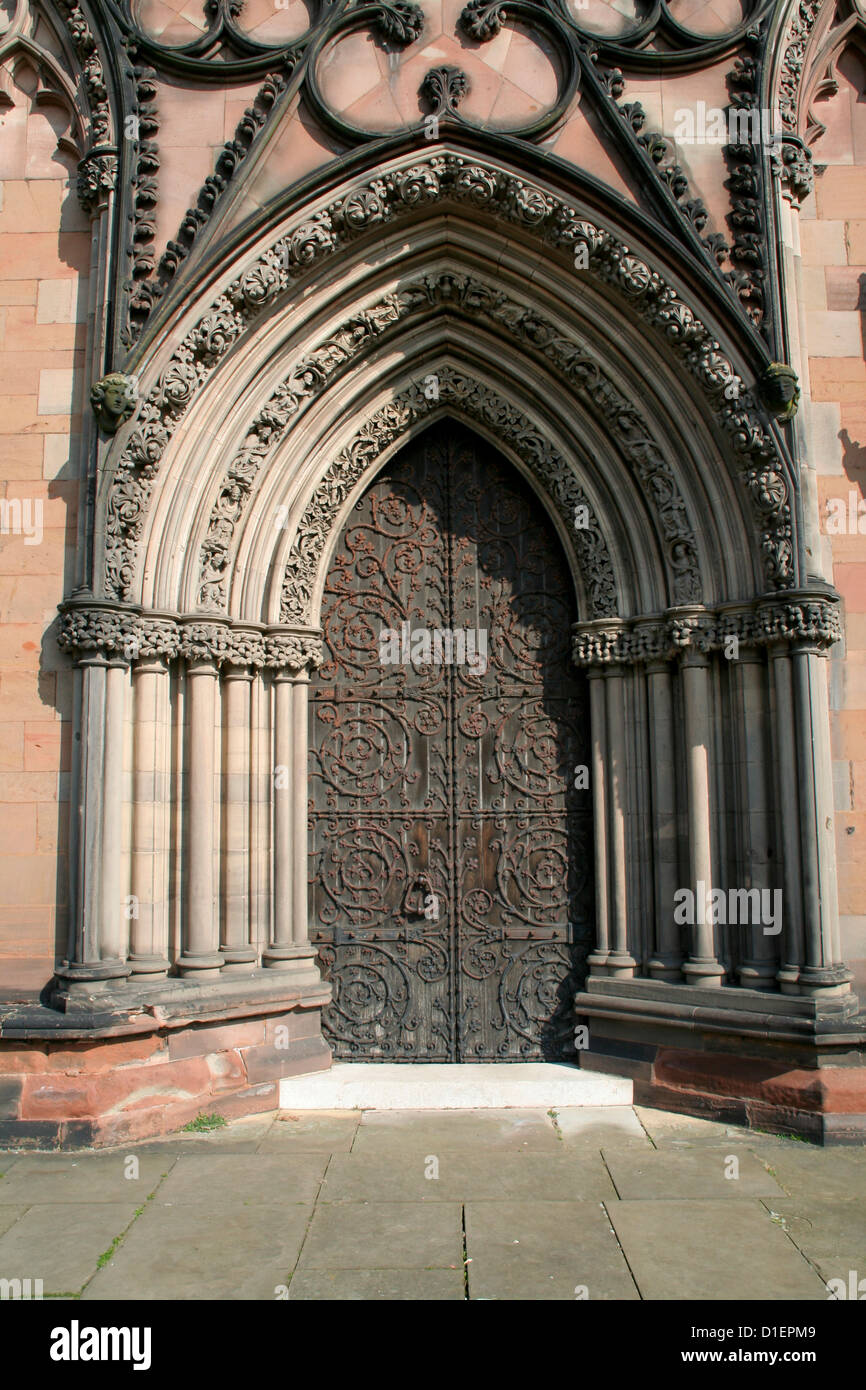 Détail de la porte ouest de la cathédrale de Lichfield Staffordshire England UK Banque D'Images