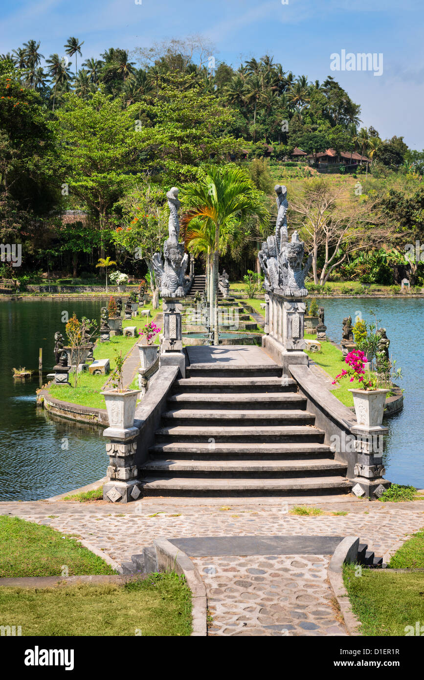 Décorées avec des dragons en pont Royal palais d'eau et des piscines en Tirthagangga, Bali, Indonésie Banque D'Images