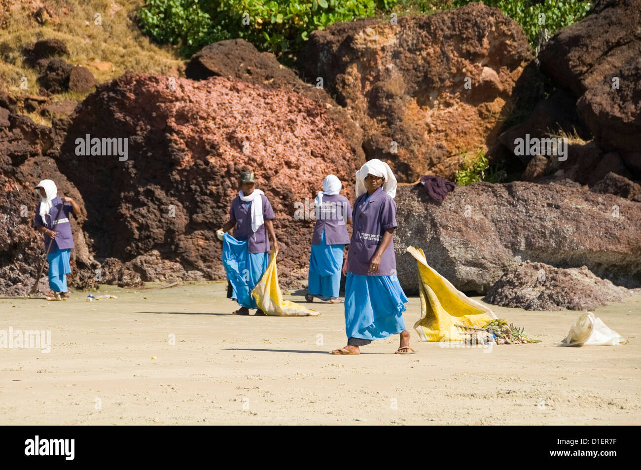 Portrait of Indian horizontale mesdames le nettoyage de la plage de Varkala, Kerala. Banque D'Images