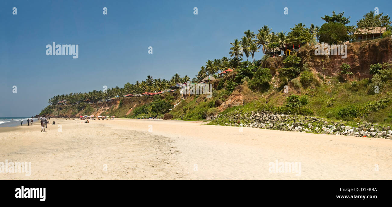 Vue panoramique horizontal (2 photo) le long de la plage de Papanasam, Varkala Kerala. Banque D'Images