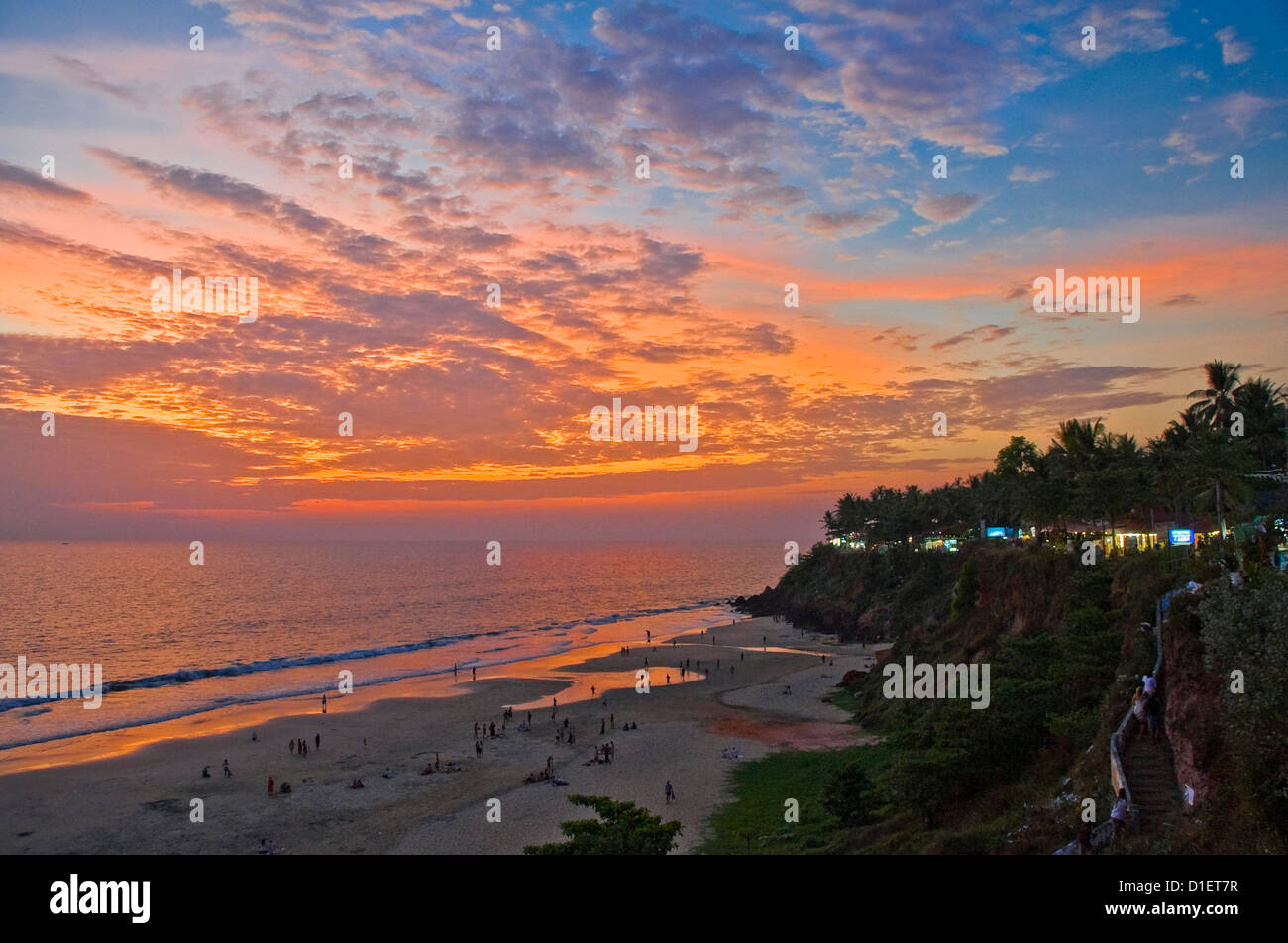 Vue aérienne de l'horizontale magnifique coucher de soleil sur la plage de Papanasam à Varkala, Kerala. Banque D'Images