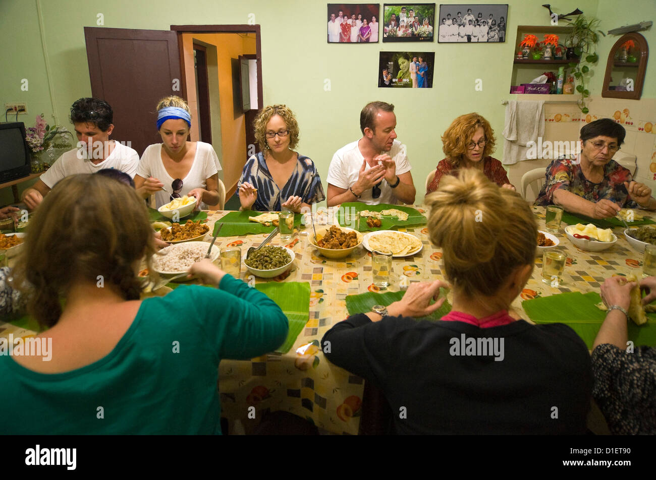 Portrait horizontal de touristes occidentaux manger repas indien avec les doigts au lieu de couverts et de feuilles de bananier au lieu d'assiettes. Banque D'Images