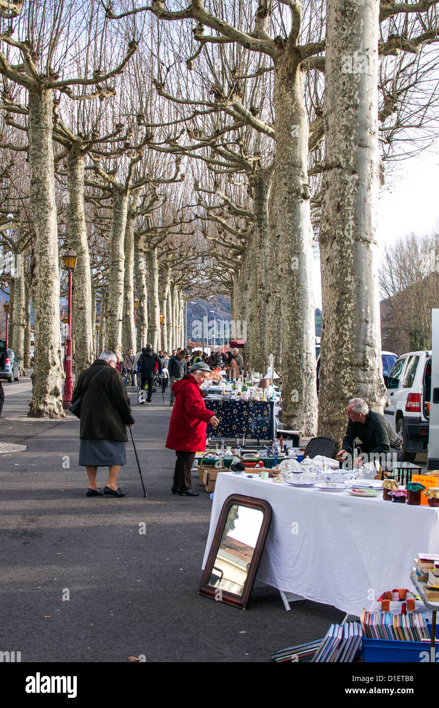 Shoppers à un marché en plein air d'hiver à St Girons, Midi-Pyrenees, France. Banque D'Images