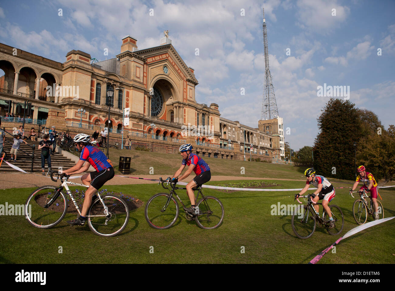 Cyclistes roulent par Alexandra Palace pendant la course de Super Cross Rapha à Londres, Angleterre, Royaume-Uni Banque D'Images
