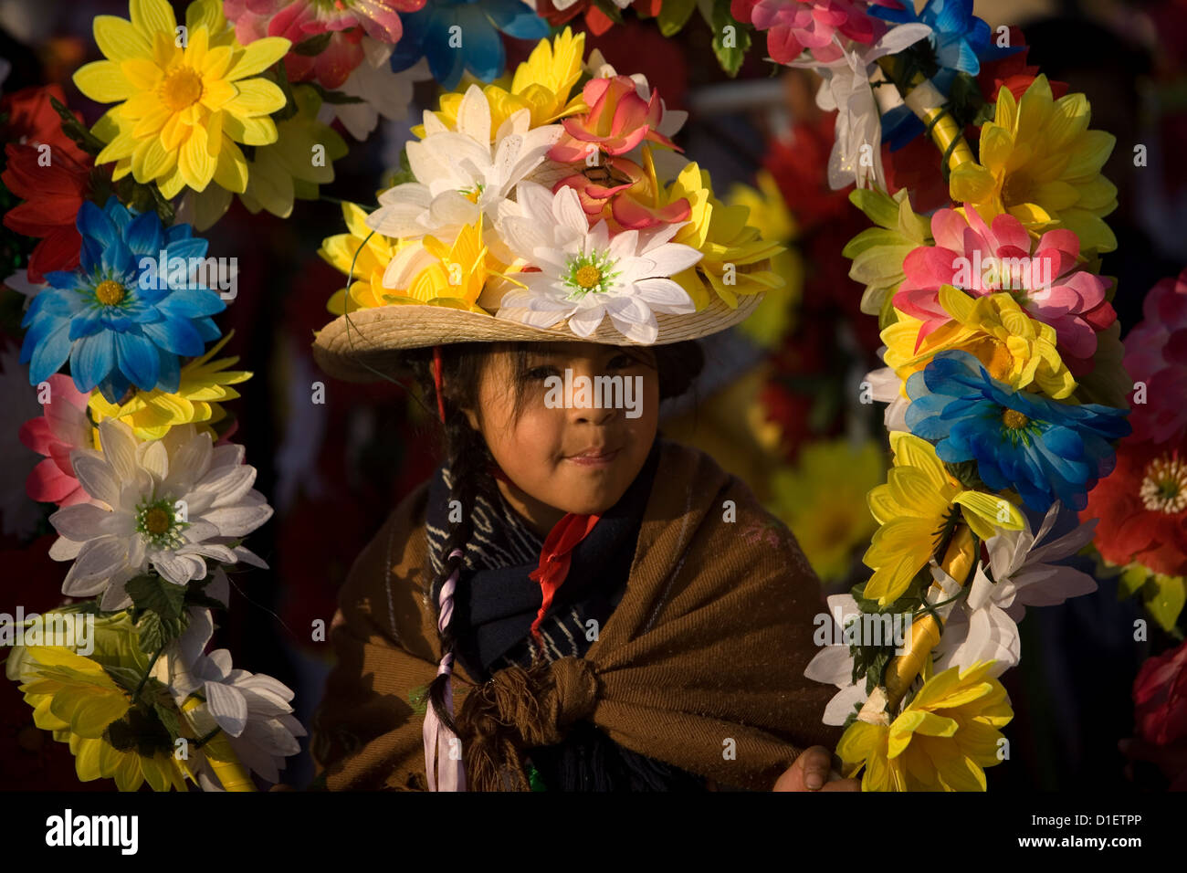 Une indigène Mazahua girl porte des fleurs à l'extérieur de la Basilique Notre Dame de Guadalupe à Mexico, le 9 décembre 2012. Banque D'Images