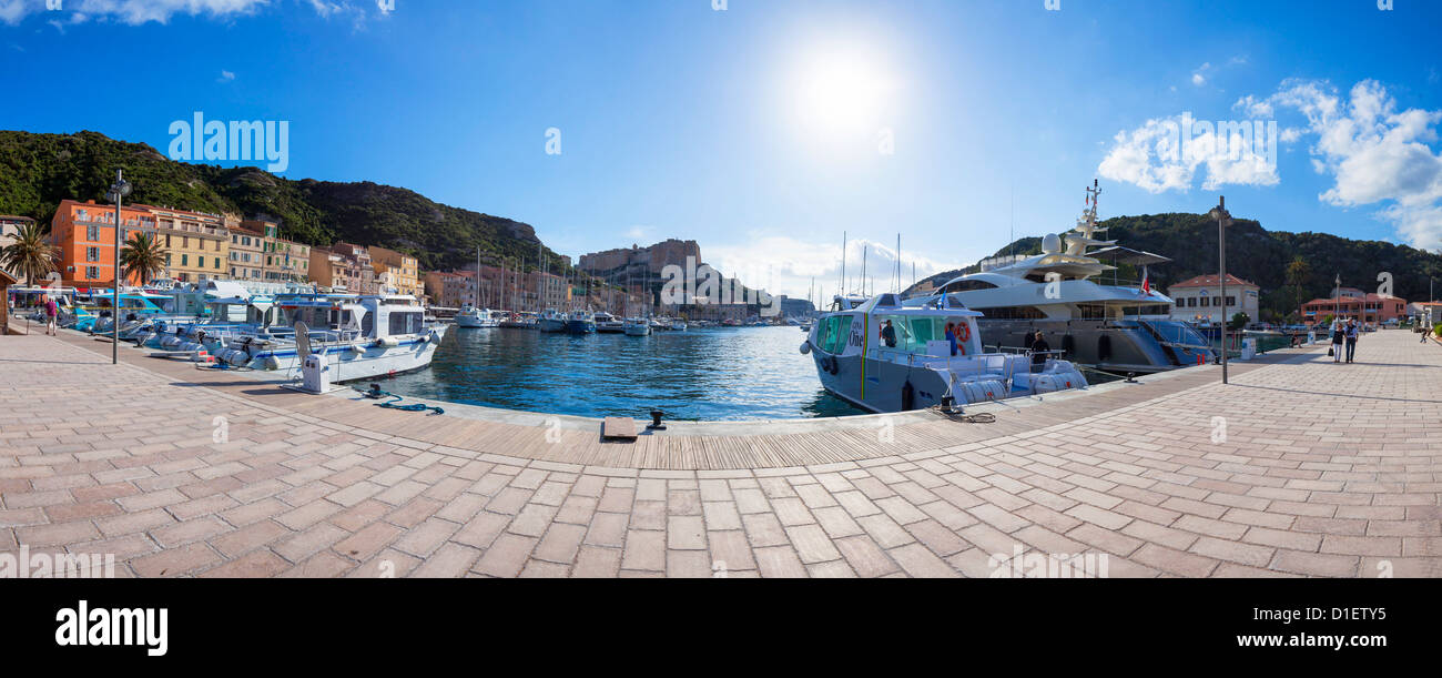Port de Bonifacio avec la vieille ville, Corse, France Banque D'Images