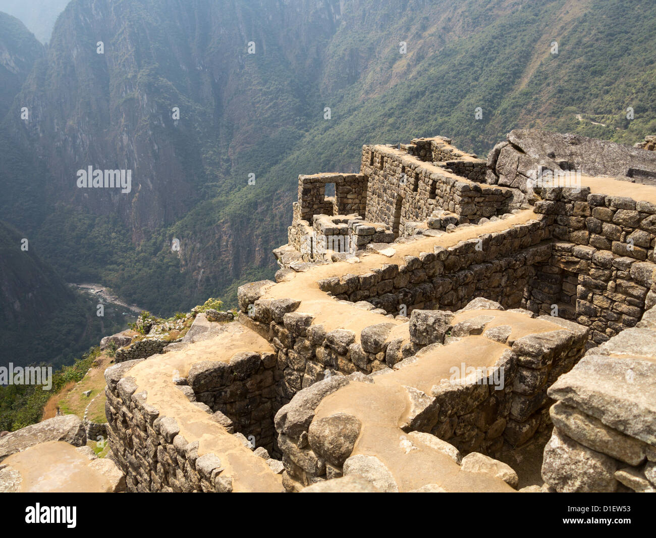 Le Machu Picchu au Pérou, la pierre des murs et des ruines au-dessus de la vallée Banque D'Images