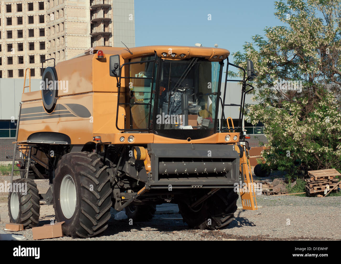 Gros plan du tracteur moderne jaune sur parking Banque D'Images