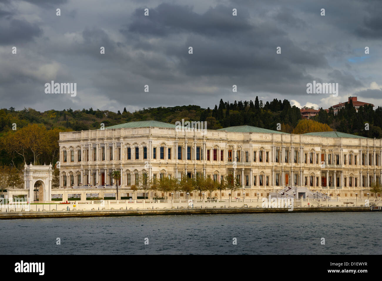 Ciragan Palace à Yildiz Mh sur le détroit du Bosphore Istanbul Turquie Banque D'Images