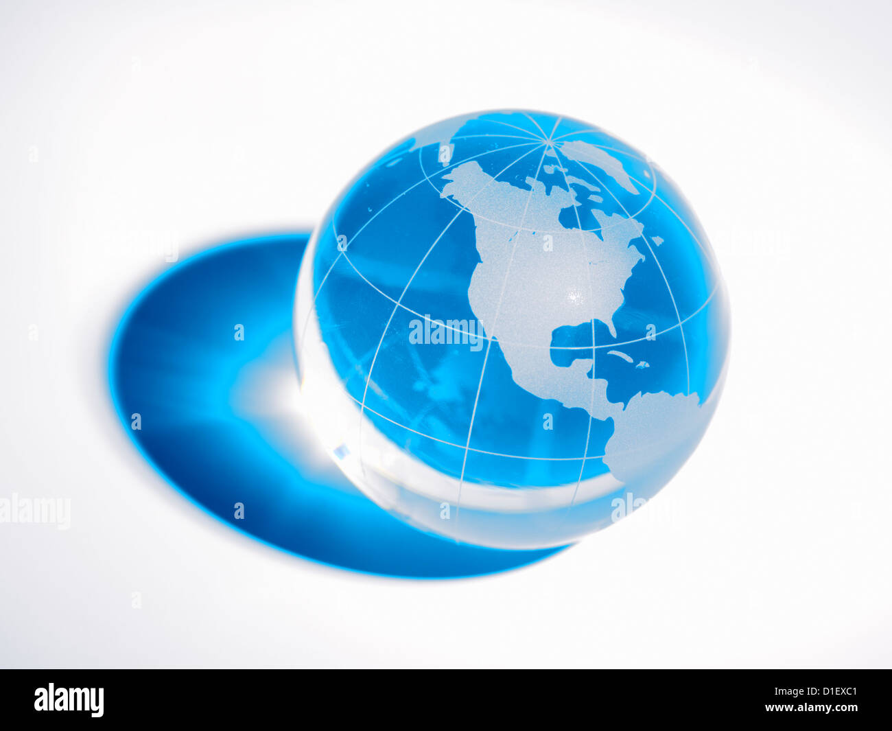 Globe en verre sur fond blanc Banque D'Images