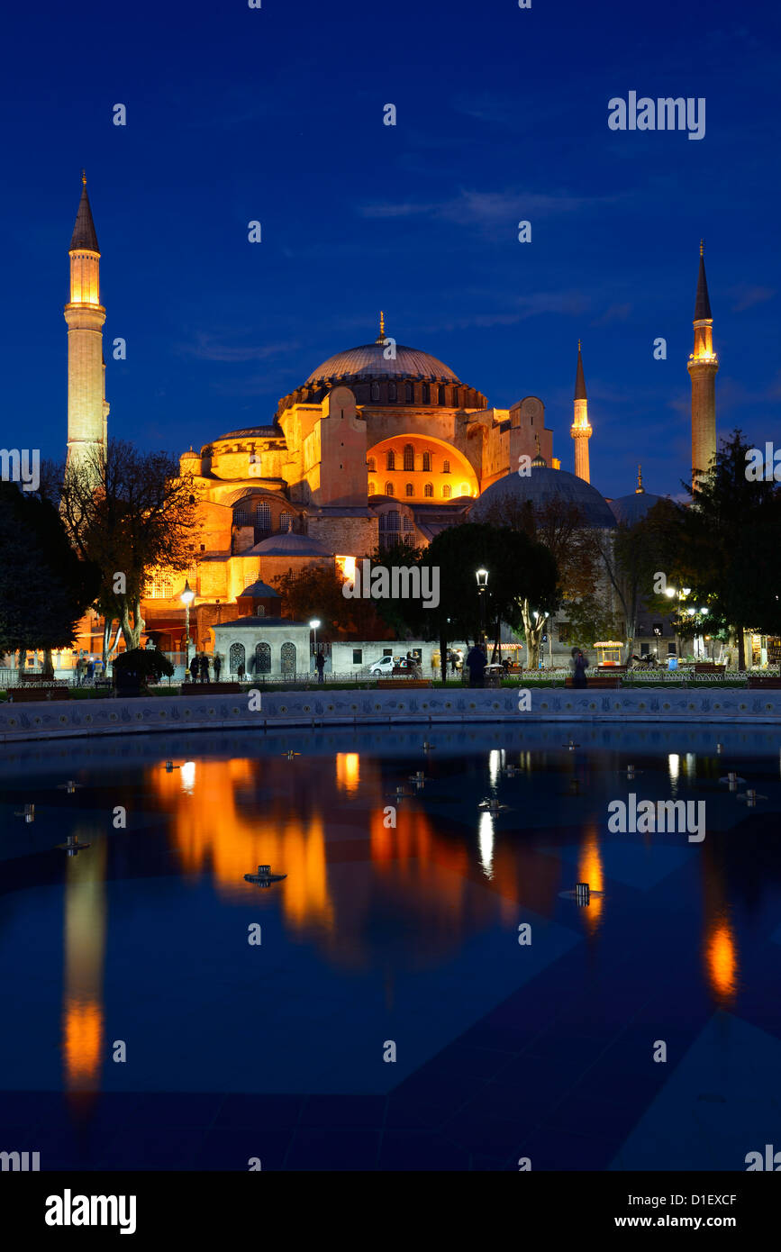 Phares sur Sainte-sophie au crépuscule avec reflets dans l'eau fontaine Istanbul Turquie Banque D'Images