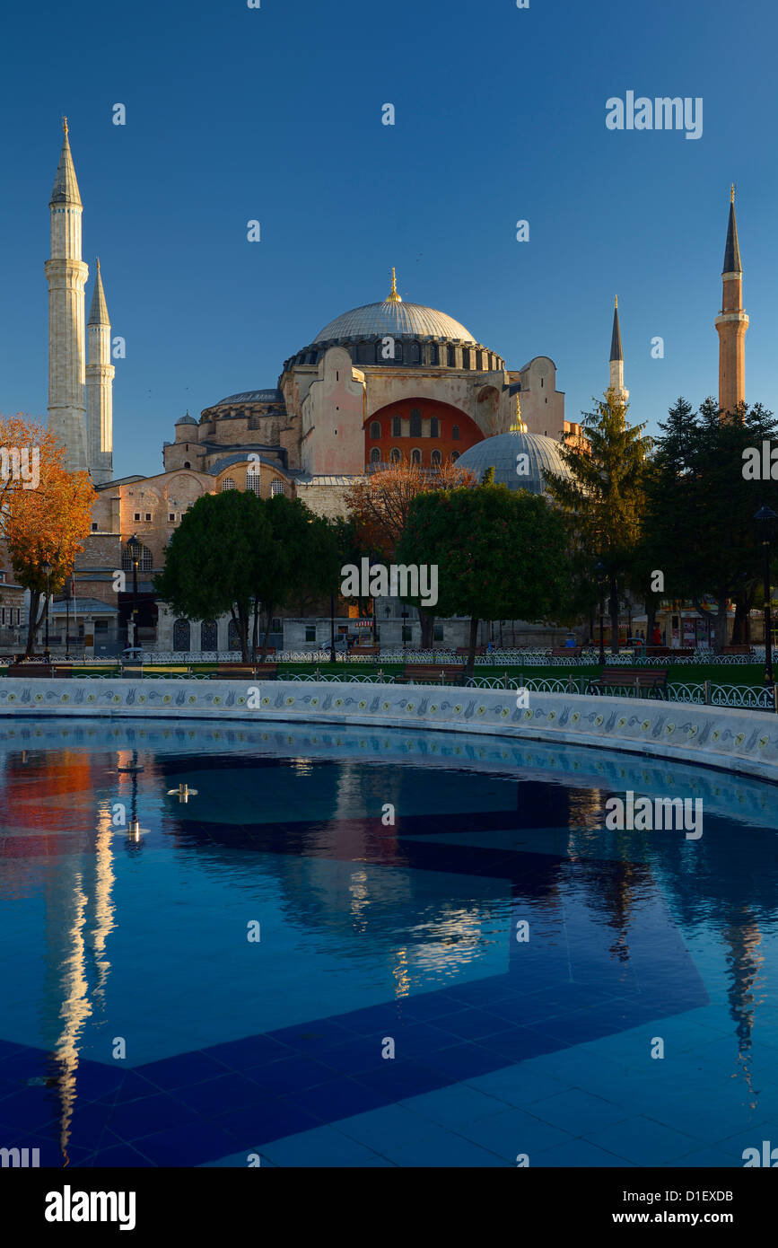 Soleil du matin sur la basilique Sainte-Sophie à Istanbul Turquie fontaine en réflexion Banque D'Images