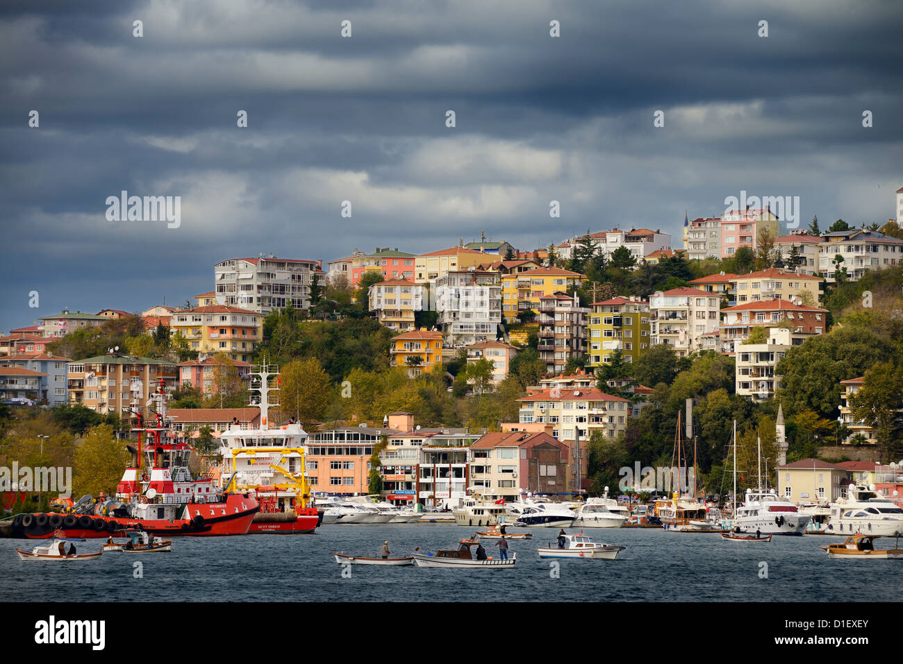 Istinye Harbour avec sécurité côtière de navires et bateaux de plaisance sur le détroit du Bosphore Istanbul TURQUIE Banque D'Images