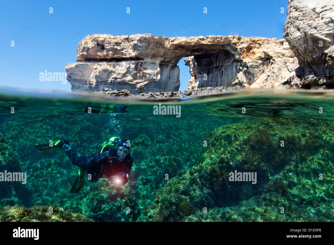 Split shot moitié-moitié à plongeur et rock arch fenêtre d'Azur dans la Méditerranée près de Gozo, Malte Banque D'Images