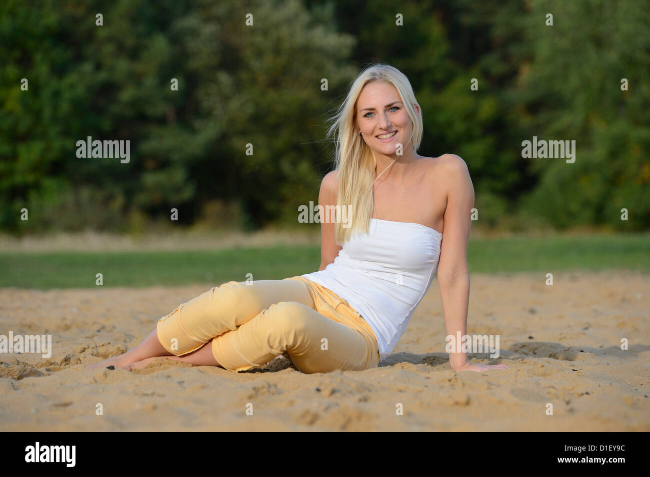 Happy young blonde woman on beach Banque D'Images
