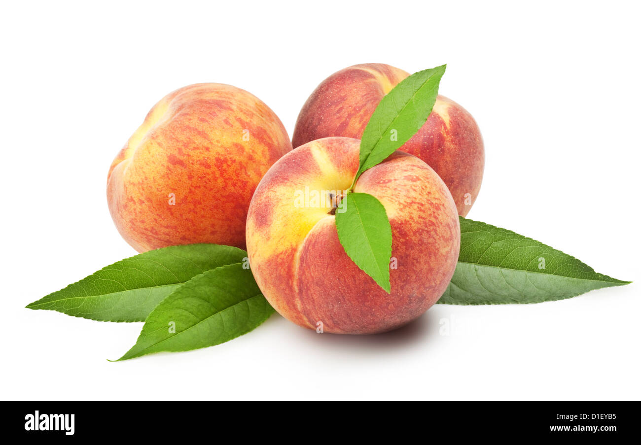 Fruits pêche mûre avec des feuilles sur fond blanc Banque D'Images