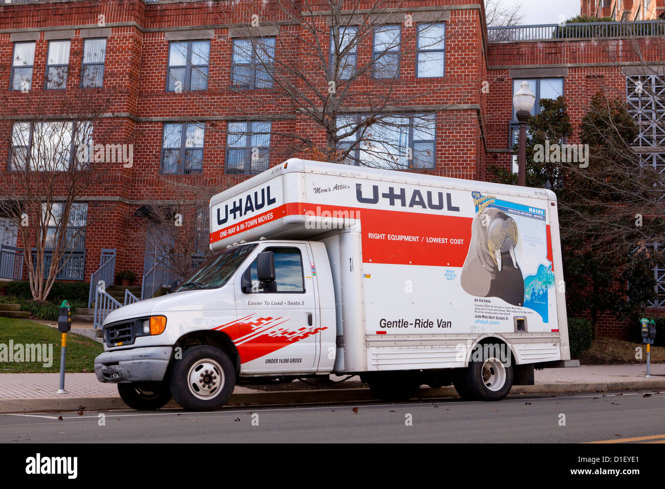 UHaul camion de déménagement stationné en face de l'appartement immeuble Banque D'Images