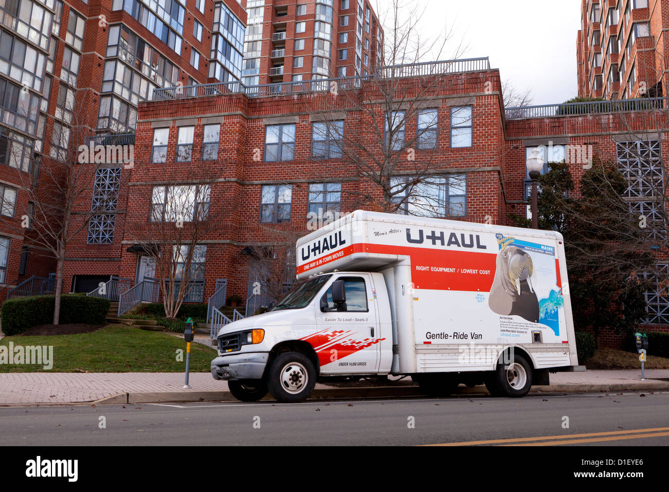 UHaul camion de déménagement stationné en face de l'appartement immeuble Banque D'Images