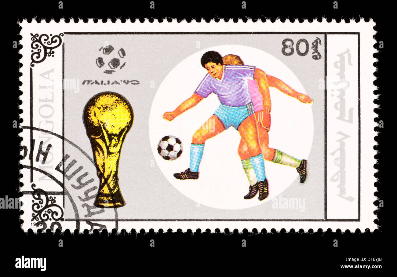 Timbre-poste de la Mongolie représentant des joueurs de football, émis pour la Coupe du Monde 1990 en Italie. Banque D'Images
