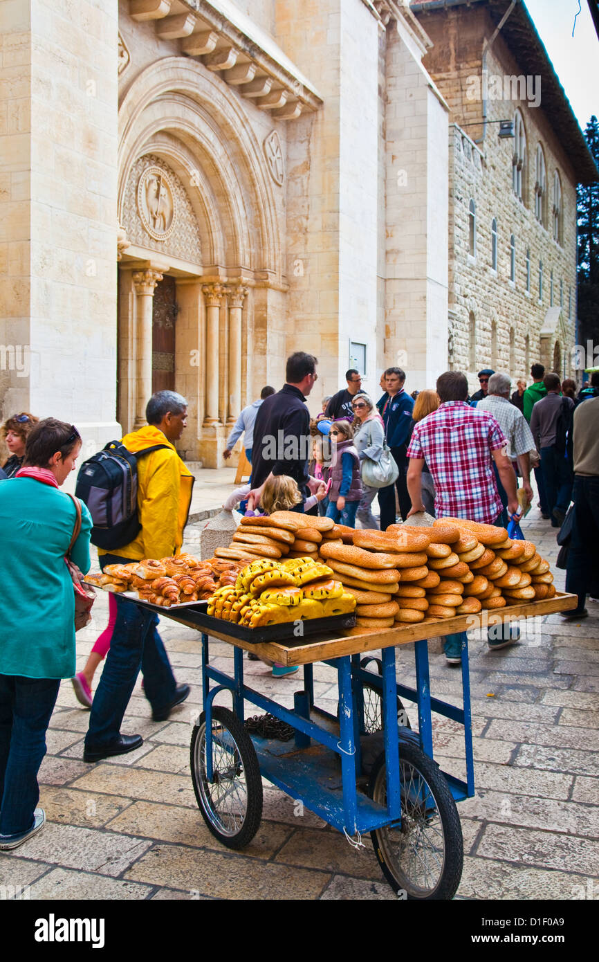 Un panier de produits frais de boulangerie dans les rues de Jérusalem, Israël Banque D'Images