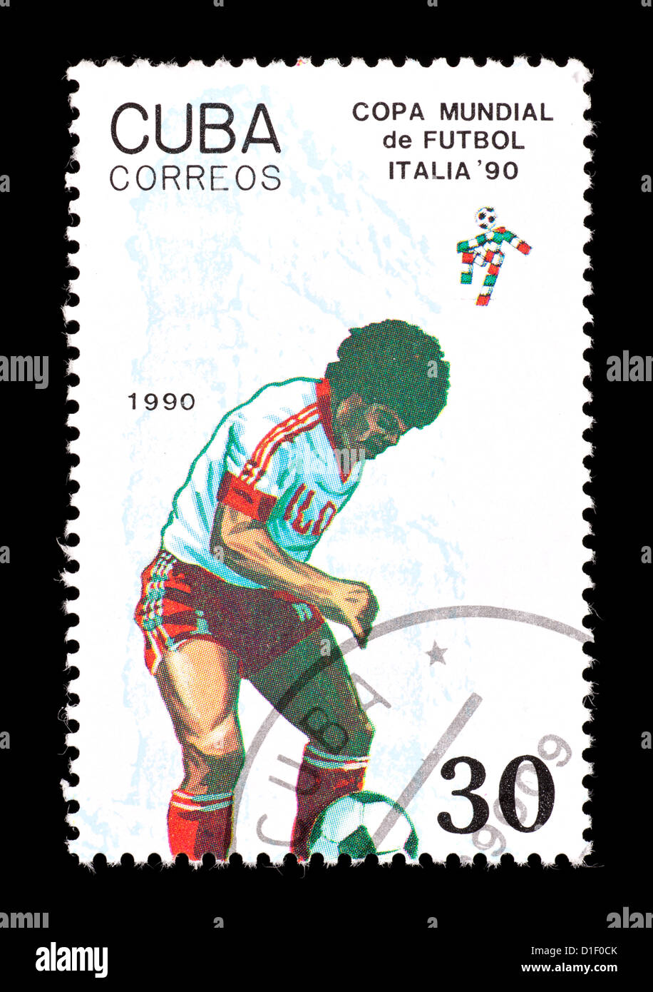 Timbre-poste de Cuba représentant un joueur de football, émis pour la Coupe du Monde 1990 en Italie. Banque D'Images