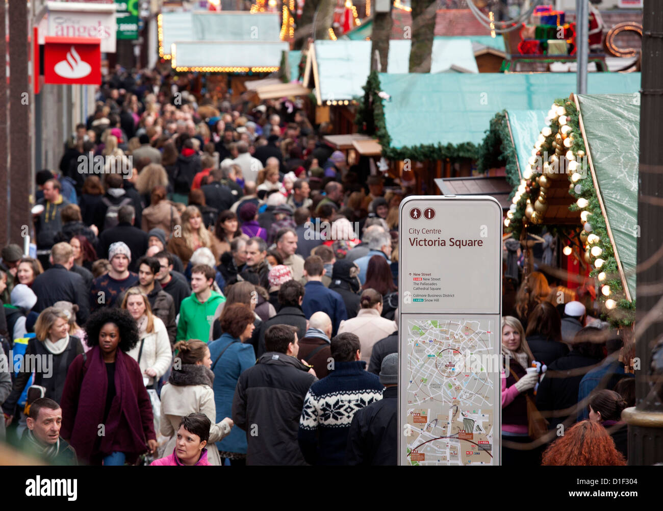 New Street dans le centre de Birmingham est emballé avec les acheteurs et les visiteurs de Noël allemand à la marché de Francfort. Banque D'Images