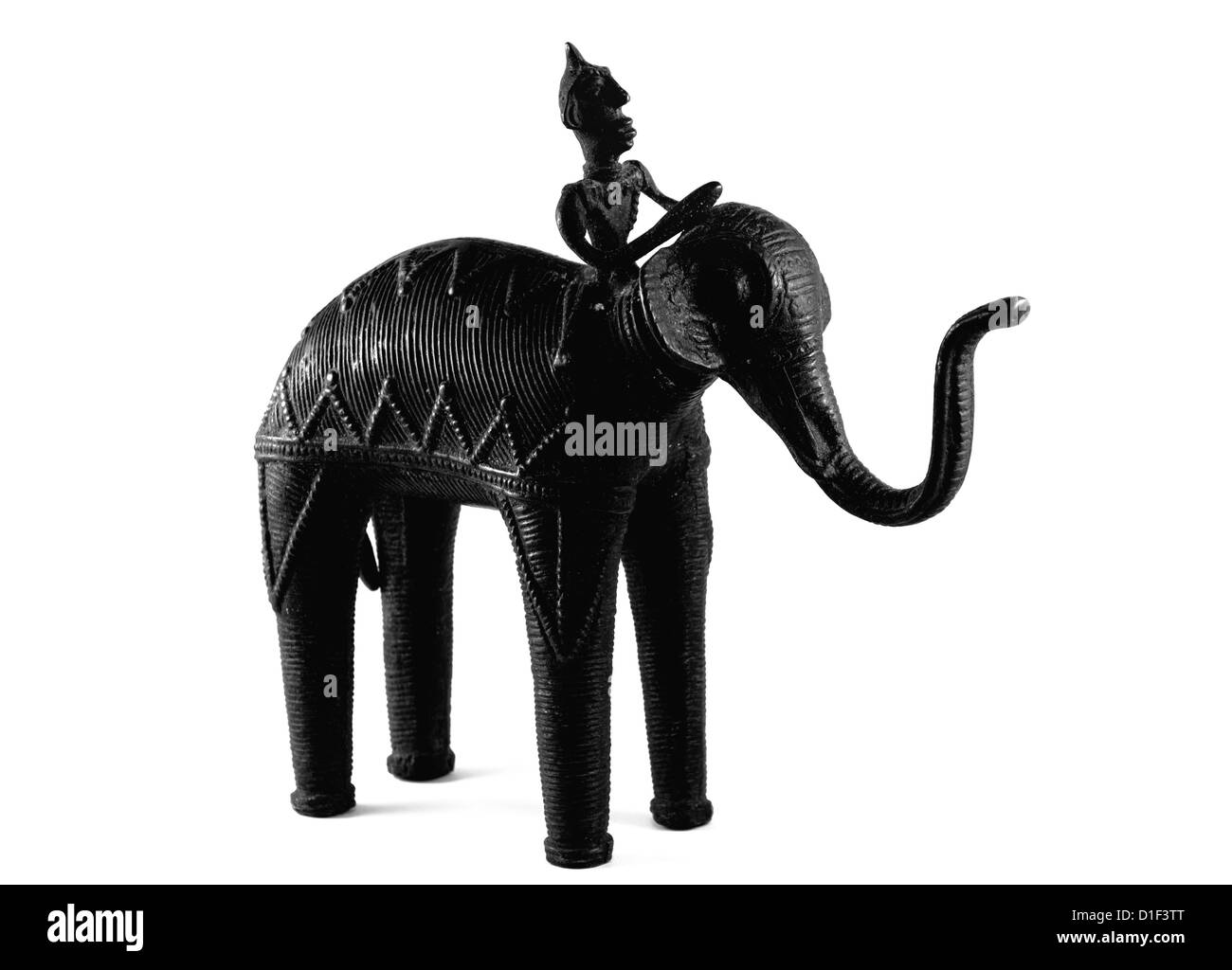 Éléphant statue en bronze foncé avec rider isolé sur un fond blanc. Banque D'Images