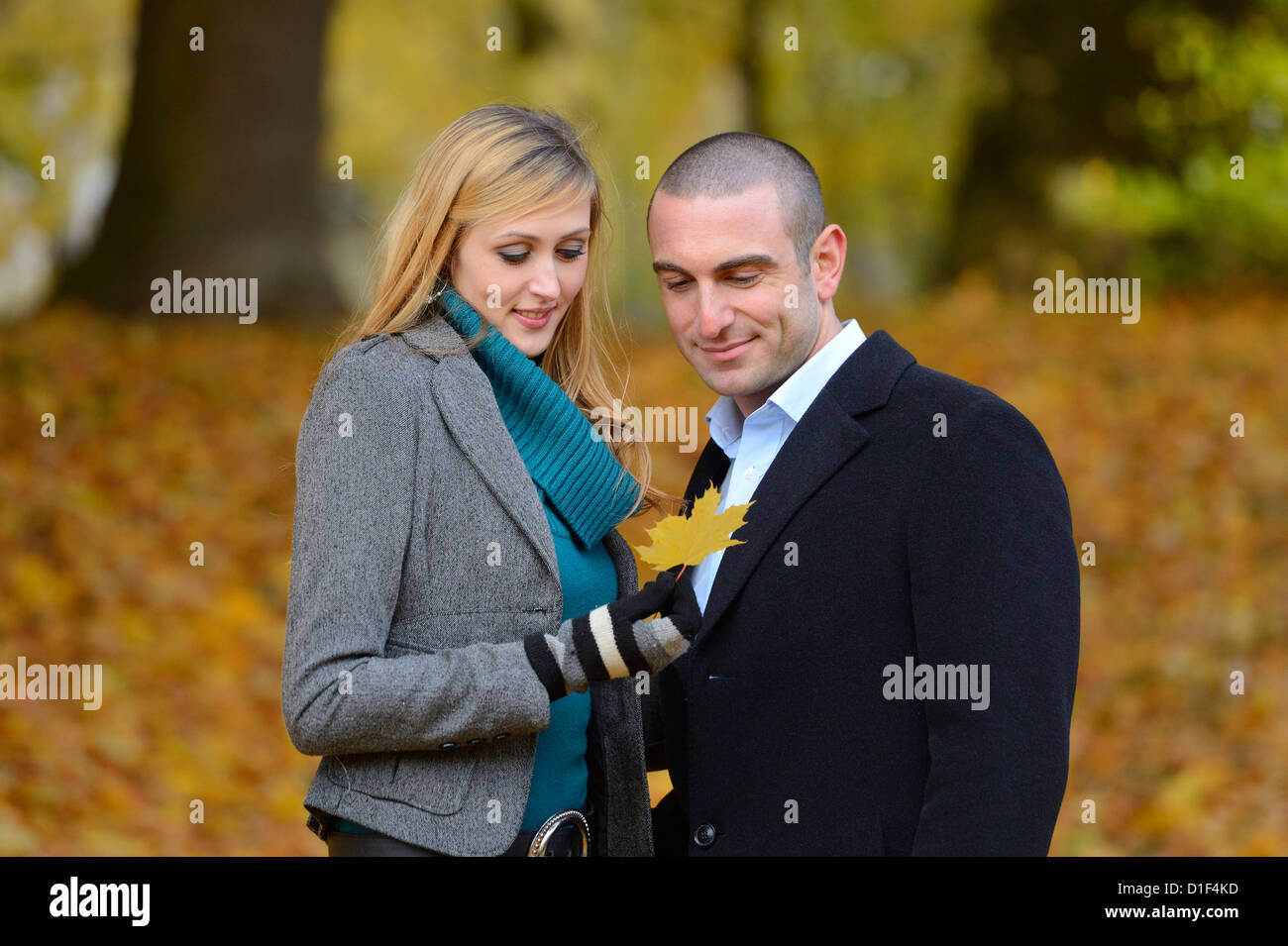 Couple heureux en paysage d'automne Banque D'Images