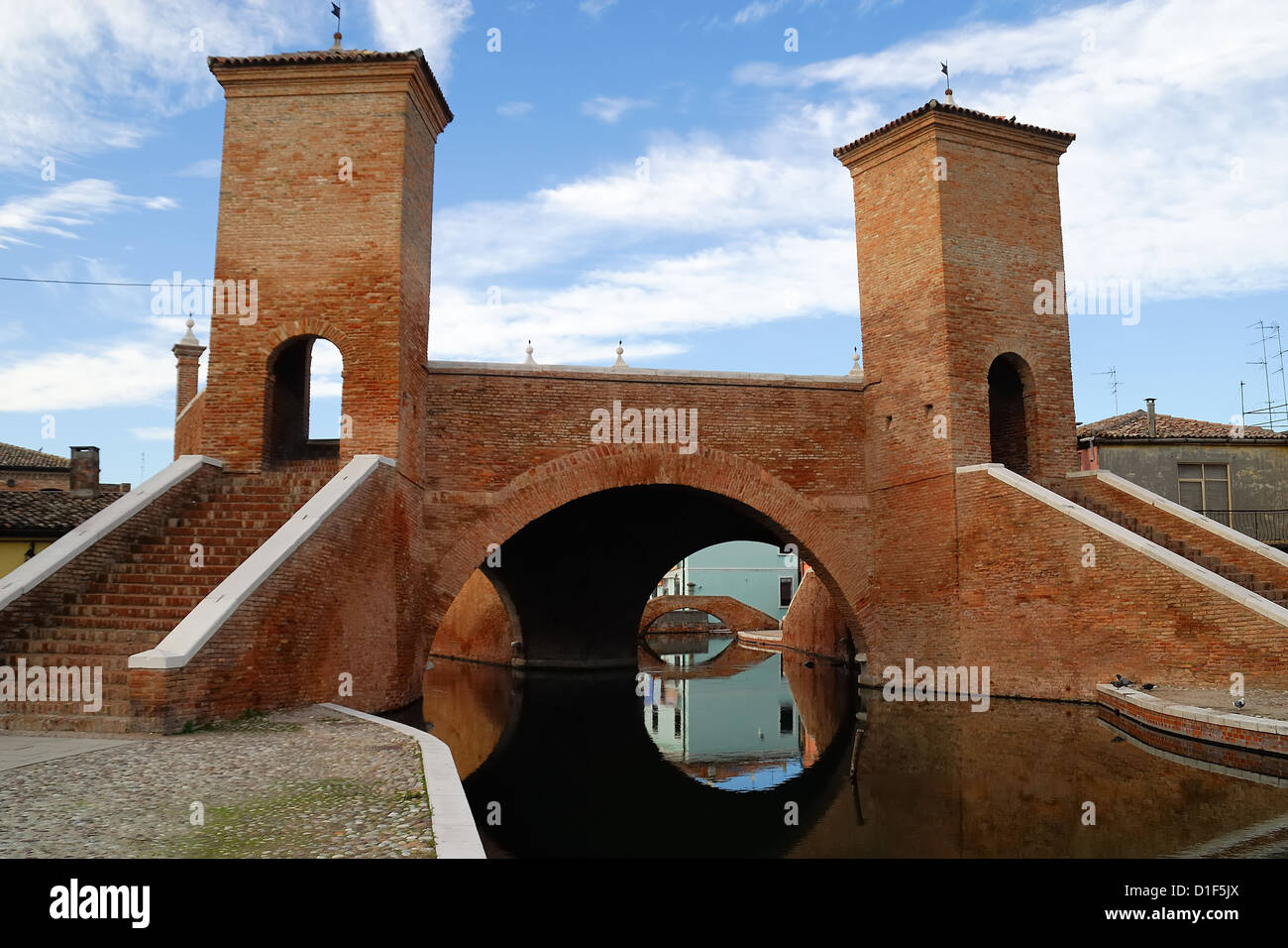 L'Italie, l'Emilie Romagne, Comacchio : le célèbre pont Trepponti nommée '' Banque D'Images