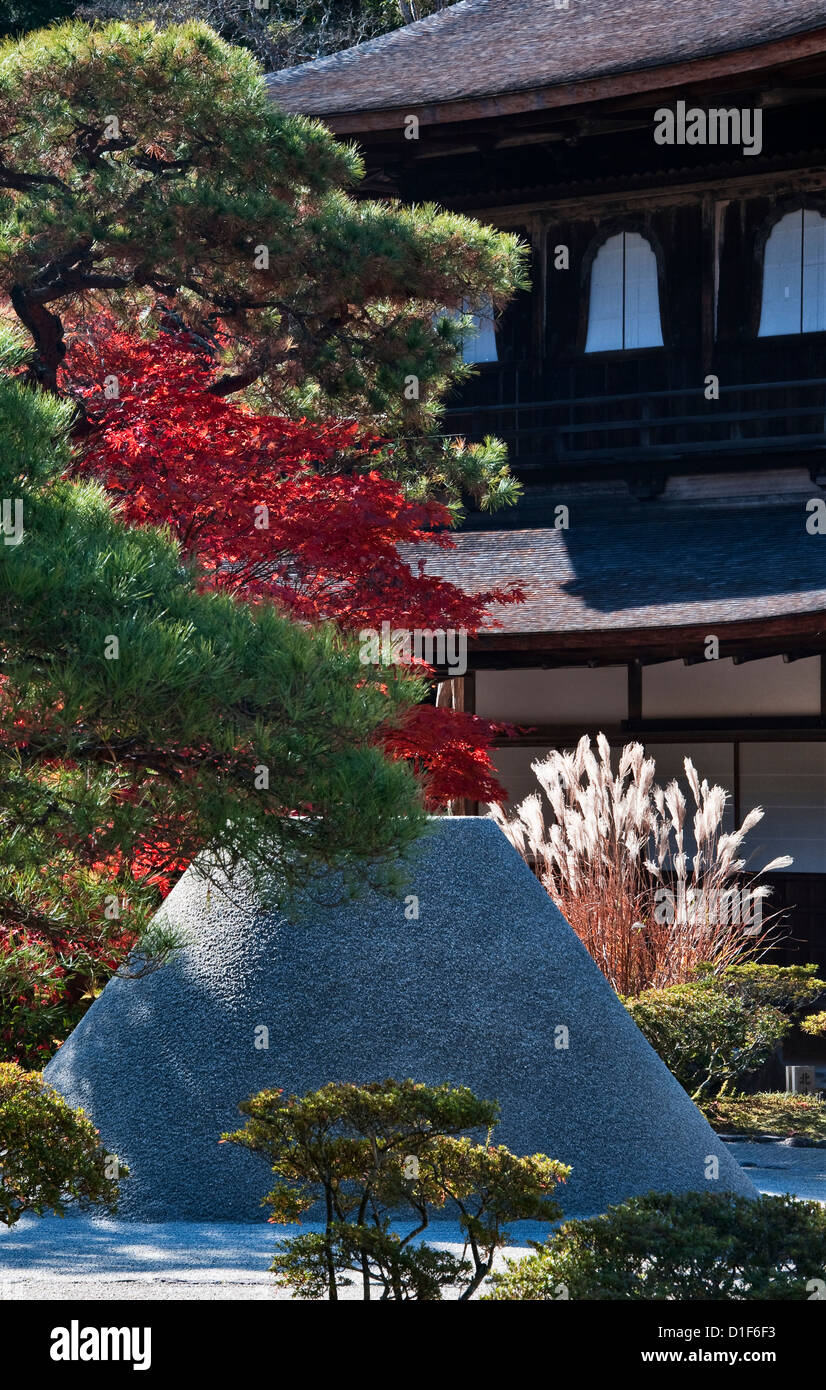La « plate-forme d'observation des bordeaux » (kogetsudai) faite de sable blanc au temple bouddhiste zen de Ginkaku-ji (Jisho-ji ou Pavillon d'argent), Kyoto, Japon Banque D'Images