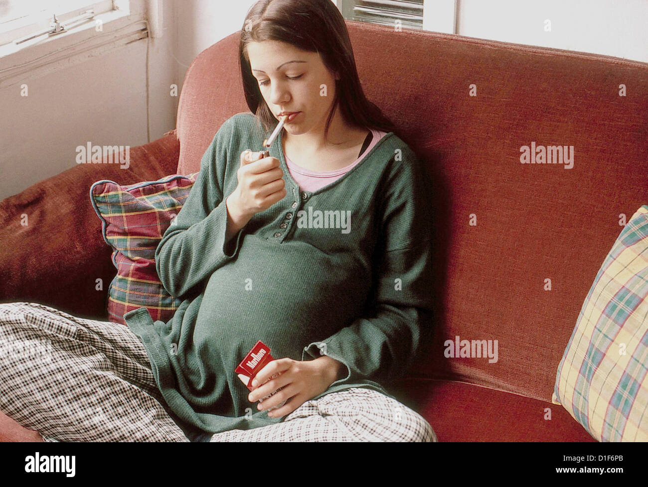 Adolescente enceinte fumeurs Banque D'Images