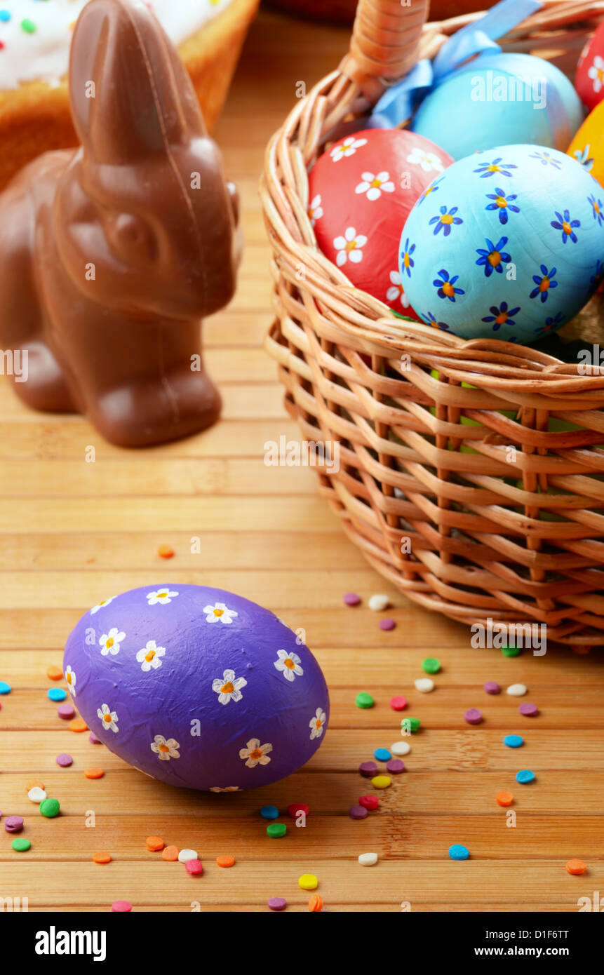 Les oeufs de Pâques, gâteau au chocolat, panier et Bunny Banque D'Images
