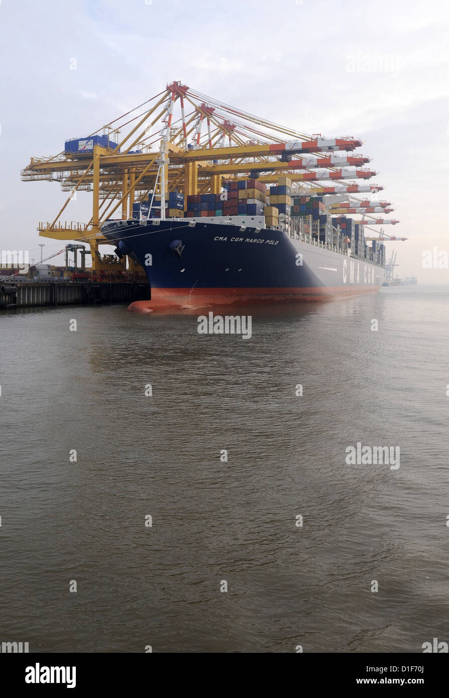 Les plus gros porte-conteneurs, Marco Polo par la compagnie maritime française CMA est représenté au terminal des conteneurs à Bremerhaven, Allemagne, le 14 décembre 2012. Le 396 m de long navire a de la place pour 16 000 conteneurs permanent. Le dernier arrêt avant de Bremerhaven est Terminal Eurogate. Photo : Ingo Wagner Banque D'Images