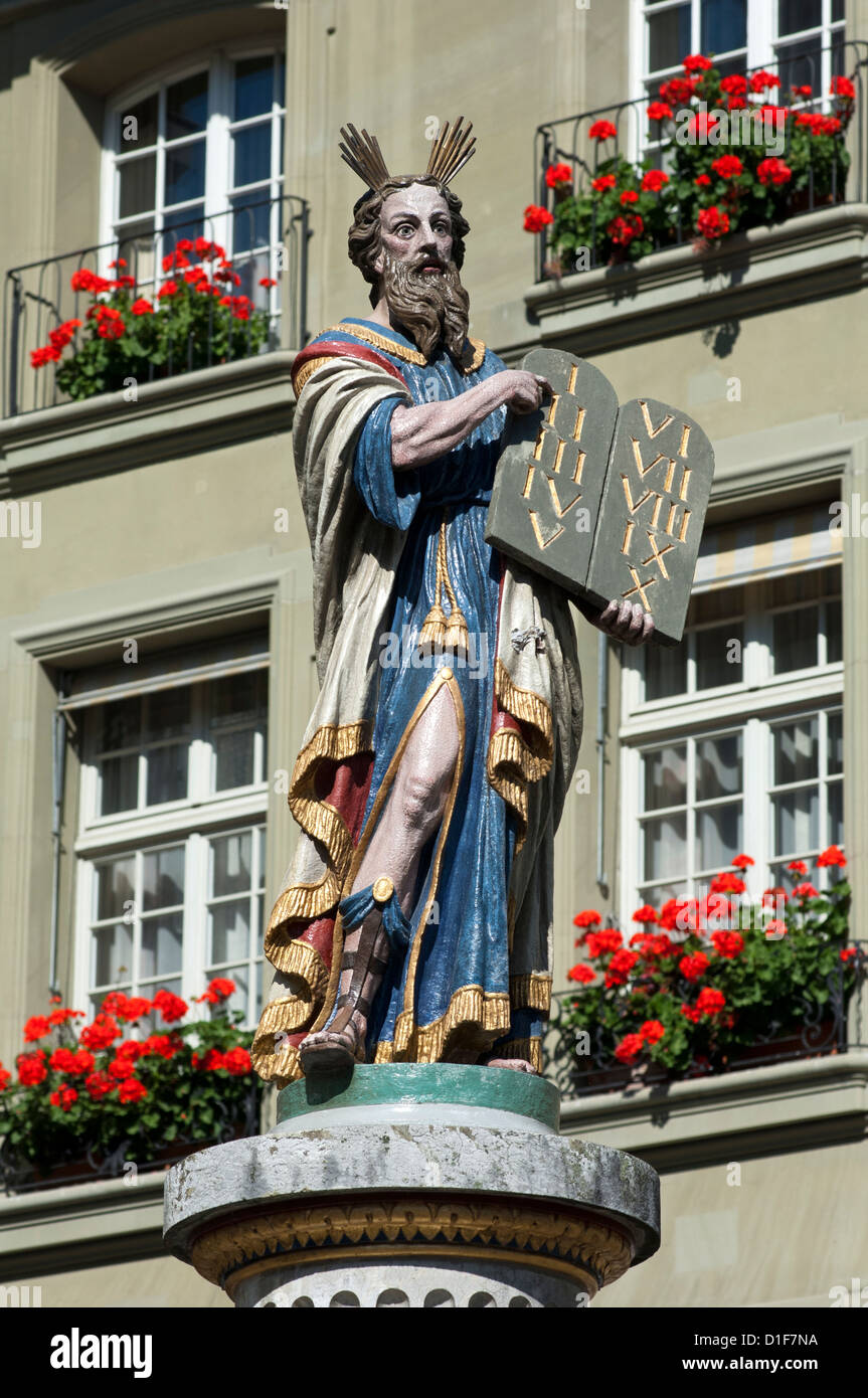 Moïse portant les Dix Commandements, Mosesbrunnen (Moses Fountain) dans la vieille ville de Berne, Suisse Banque D'Images