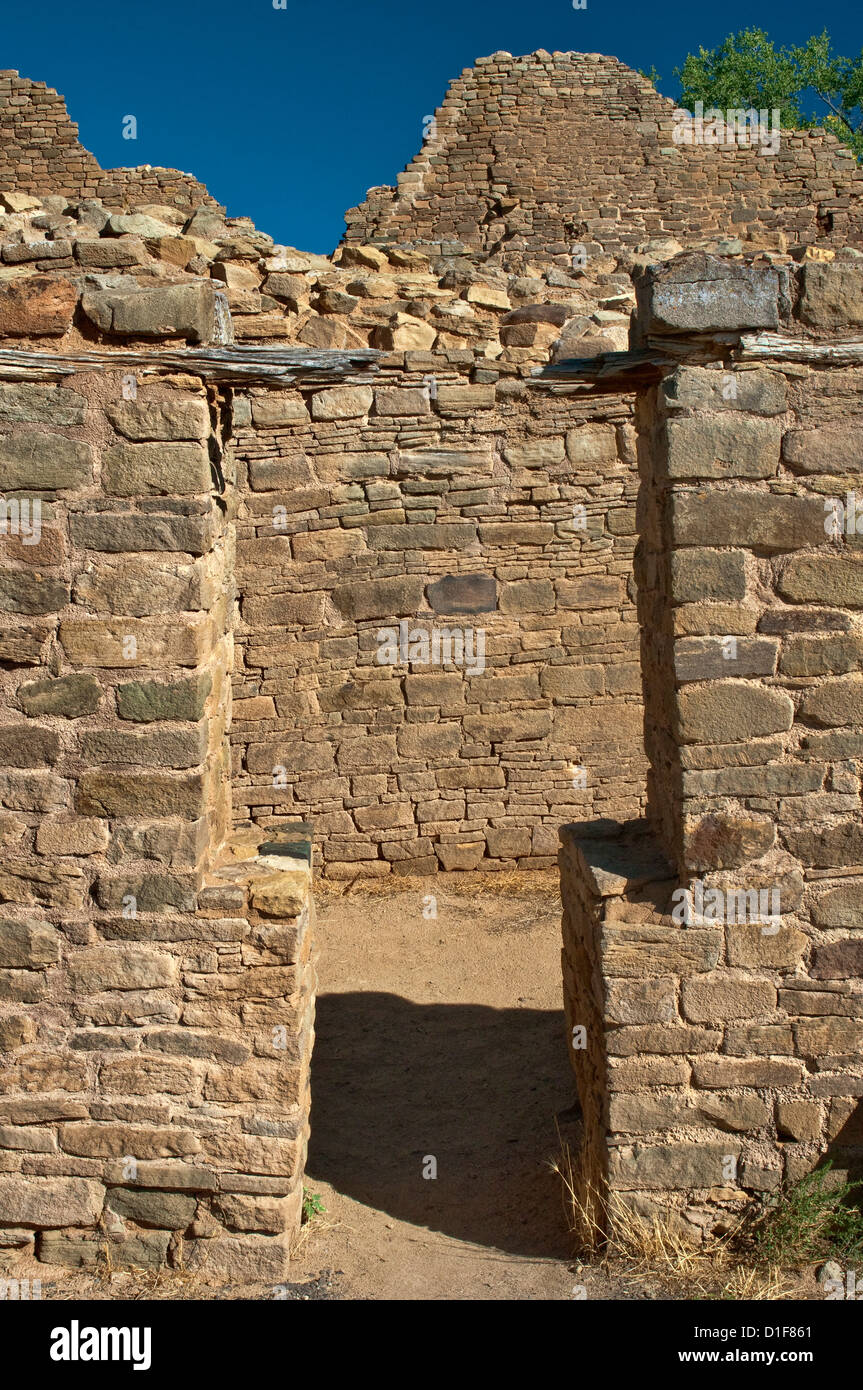 Porte à l'édifice construit par les indiens Anasazi, Aztec Ruins National Monument, New Mexico, USA Banque D'Images