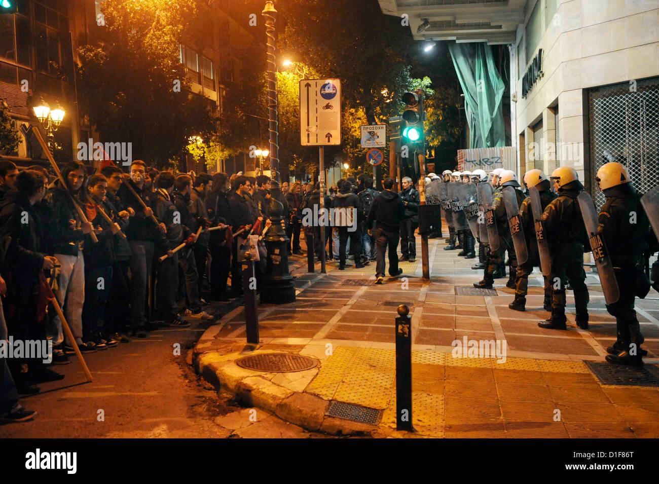 Les agents de police au cours des manifestations des manifestants face au quatrième anniversaire de la mort de 15 ans, Alexandros Grigoropoulos à Athènes, Grèce, 06 décembre 2012. Alexandros Grigoropoulos a été tué avec une arme à feu de la police le 06 décembre 2008. Photo : Michael Anhaeuser Banque D'Images