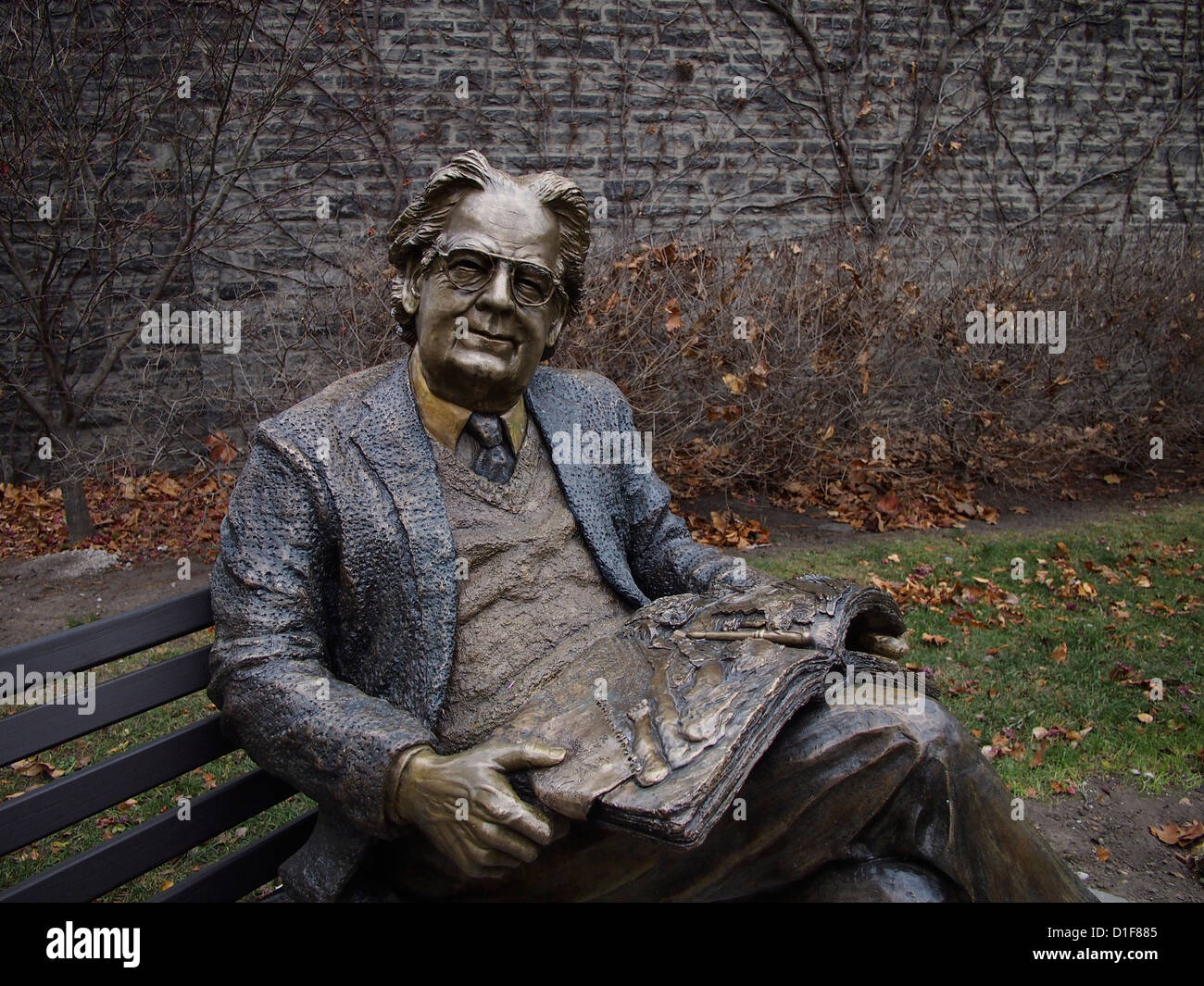 Statue de critique littéraire Northrop Frye sur un banc de parc au Victoria College, Université de Toronto Banque D'Images