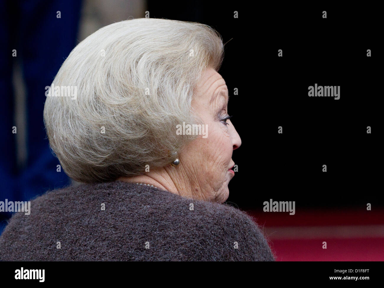 La Reine Beatrix des Pays-Bas arrive au palais royal pour la réception pour les médaillés olympiques 2012 à Amsterdam, Pays-Bas, le 18 décembre 2012. Photo : Patrick van Katwijk / Pays-Bas ET LA FRANCE : Banque D'Images