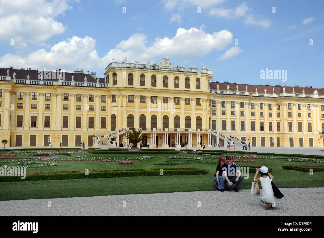 Vue sur le palais de Schönbrunn (1638-1643) construit à Vienne, Autriche, 10 mai 2012. Le palais est l'un des plus importants monuments culturels dans le pays. Photo : Waltraud Grubitzsch Banque D'Images