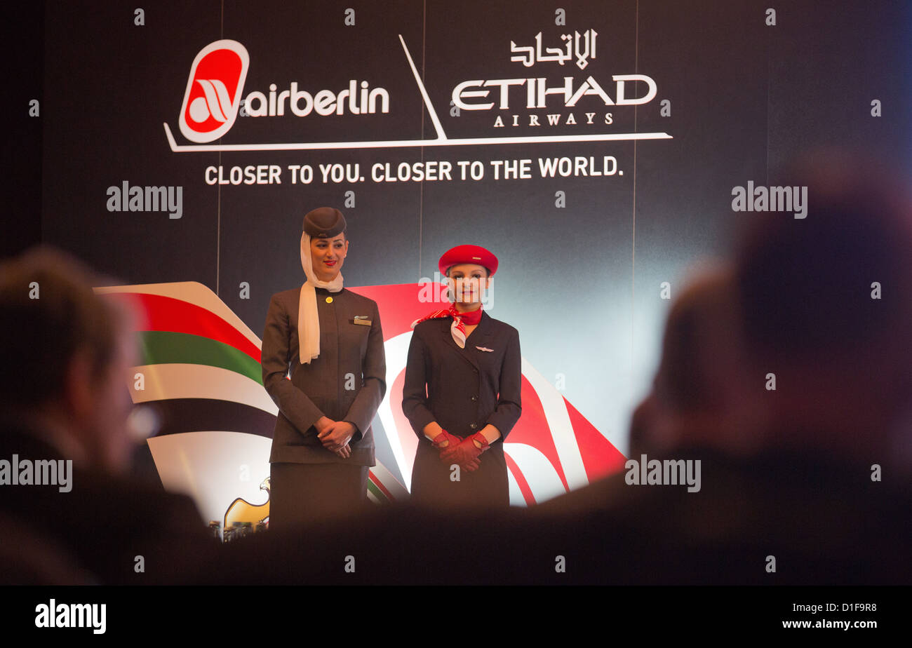 Hôtesses d'Ethiad Airways (l) et AirBerlin (r) présentent au cours d'une conférence de presse à Berlin, Allemagne, 18 décembre 2012. Ethiad et Air Berlin ont repris après une année de coopération stratégique. Photo : MICHAEL KAPPELER Banque D'Images